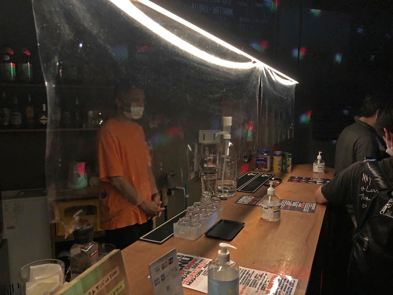 LIVE HAUSではバーカウンターに飛沫防止用のビニールカーテンが設置されている。(写真提供:LIVE HAUS)