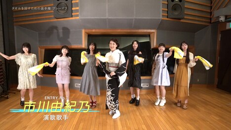 PiXMiXとタオルを回す市川由紀乃。