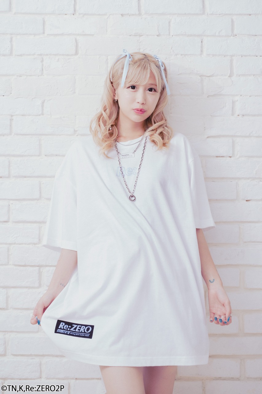 「ラム＆レム ビッグシルエットTee」を着用するななせぐみ。