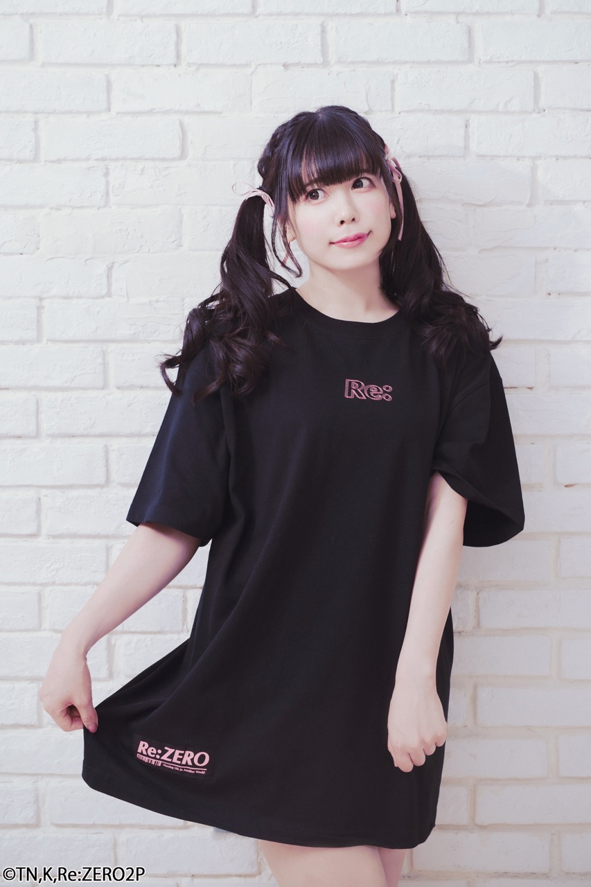 「ラム＆レム ビッグシルエットTee」を着用する恋汐りんご。