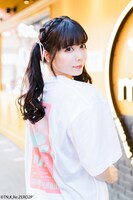 「ラム＆レム ビッグシルエットTee」を着用する恋汐りんご。