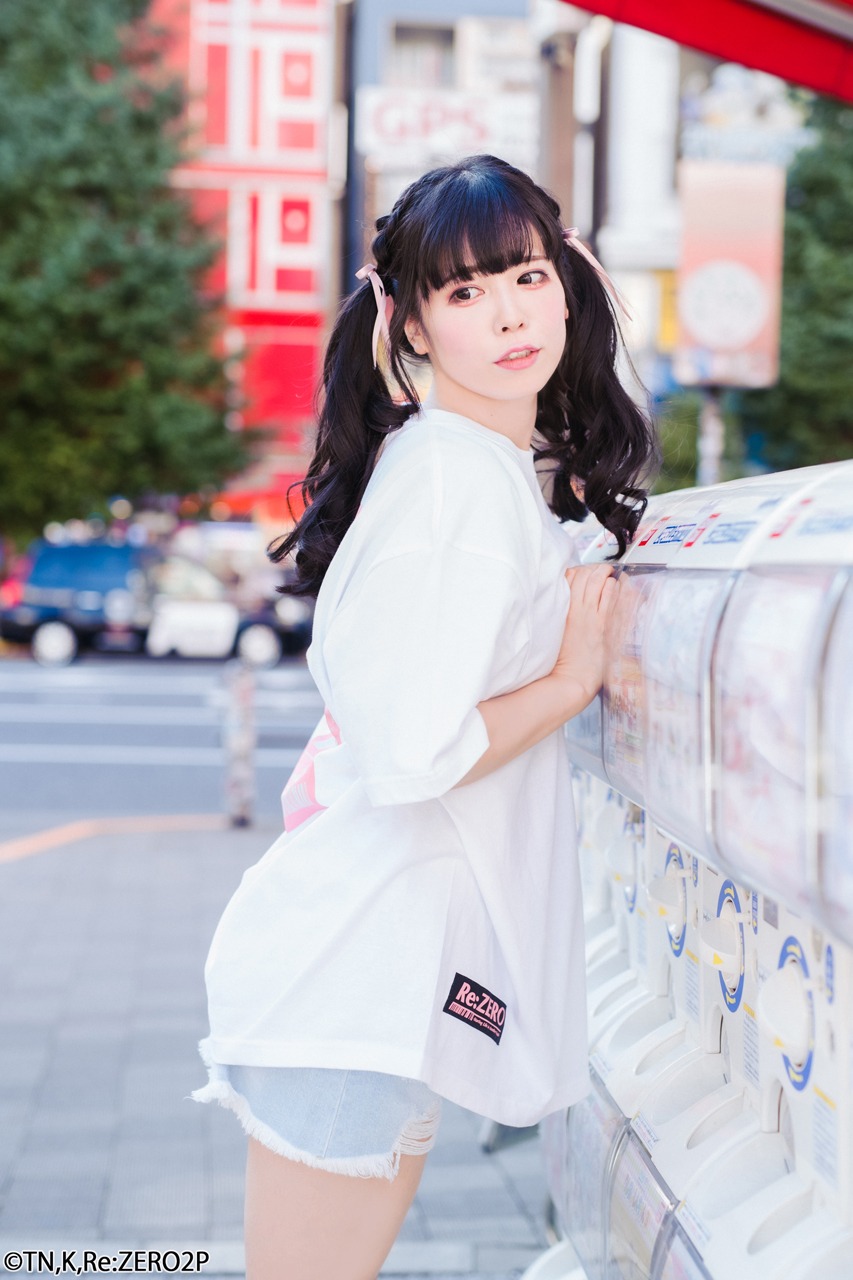 「ラム＆レム ビッグシルエットTee」を着用する恋汐りんご。