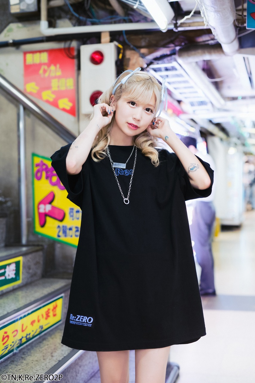「ラム＆レム ビッグシルエットTee」を着用するななせぐみ。