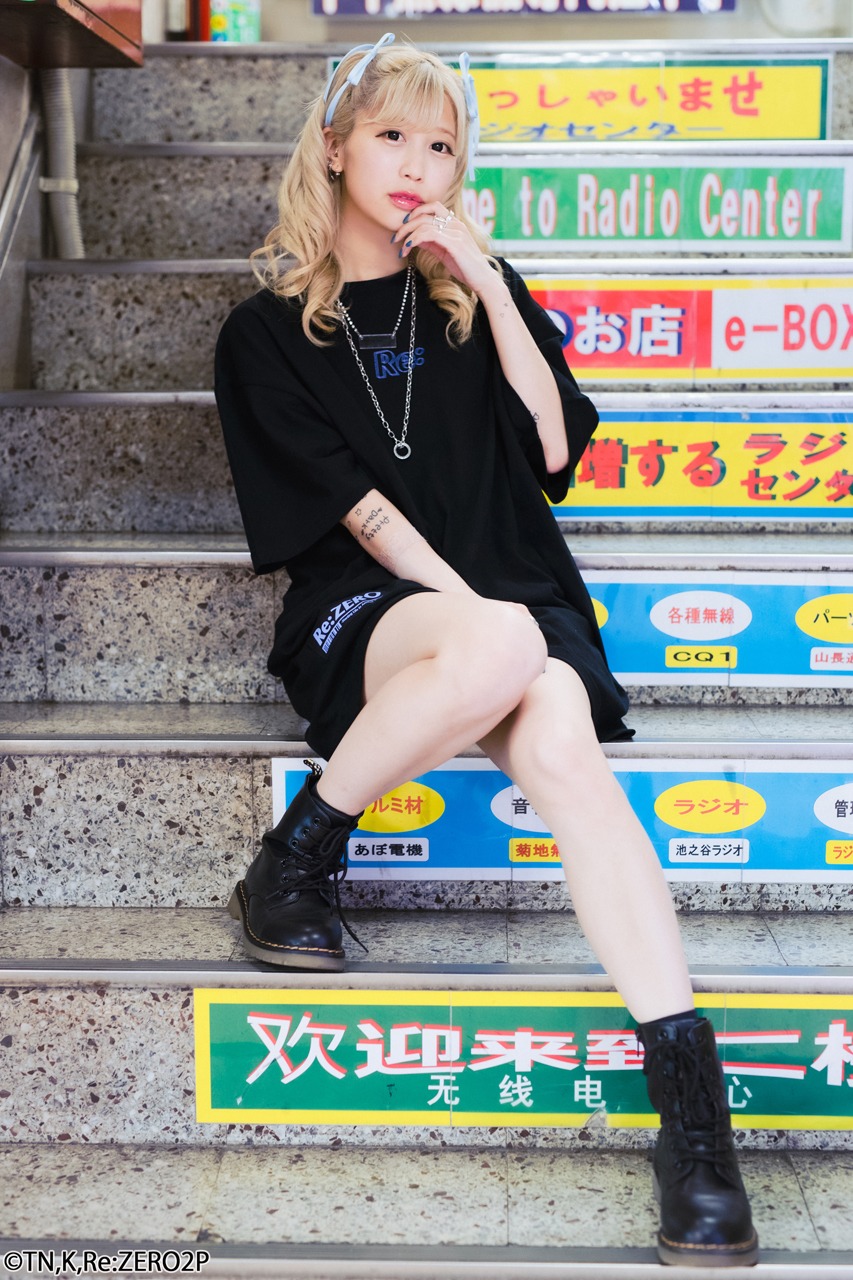 「ラム＆レム ビッグシルエットTee」を着用するななせぐみ。