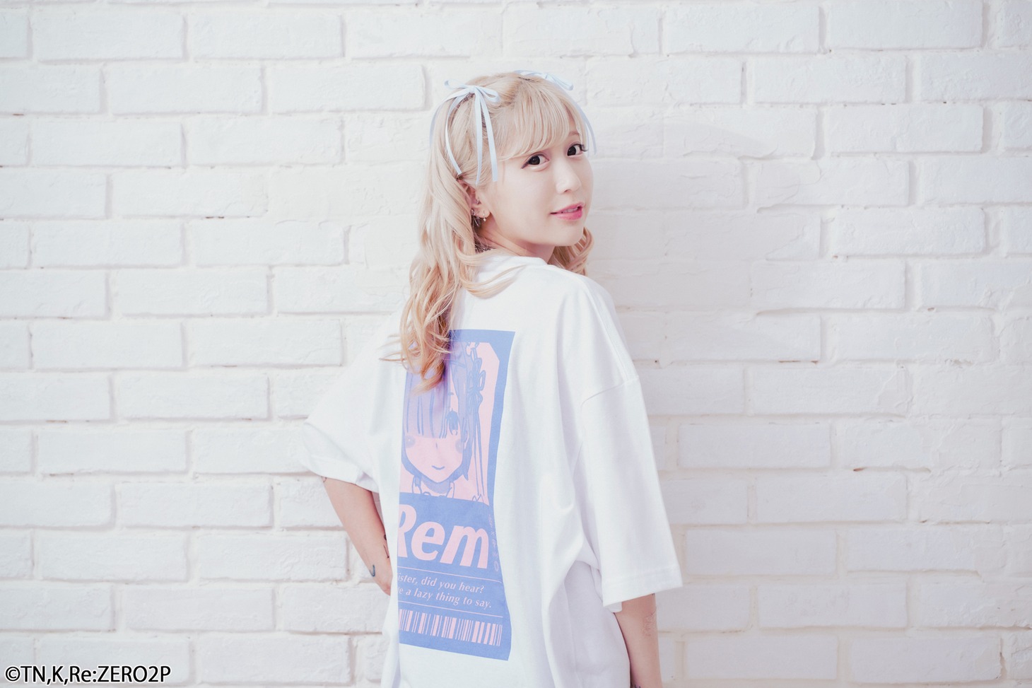 「ラム＆レム ビッグシルエットTee」を着用するななせぐみ。