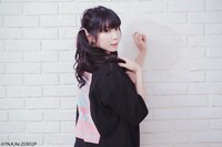 「ラム＆レム ビッグシルエットTee」を着用する恋汐りんご。