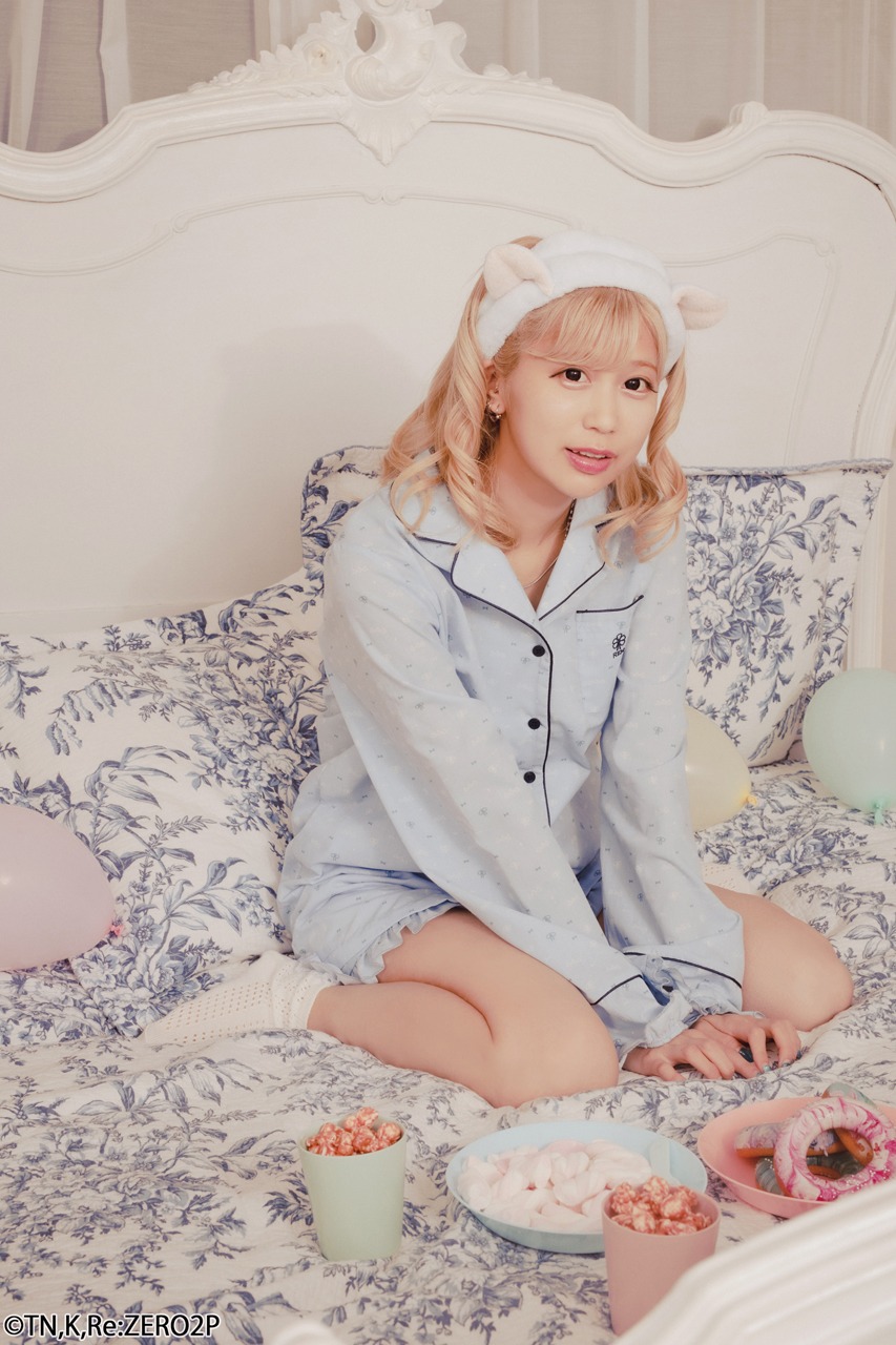 「ラム＆レム ハッピータイムルームウェア」を着用するななせぐみ。