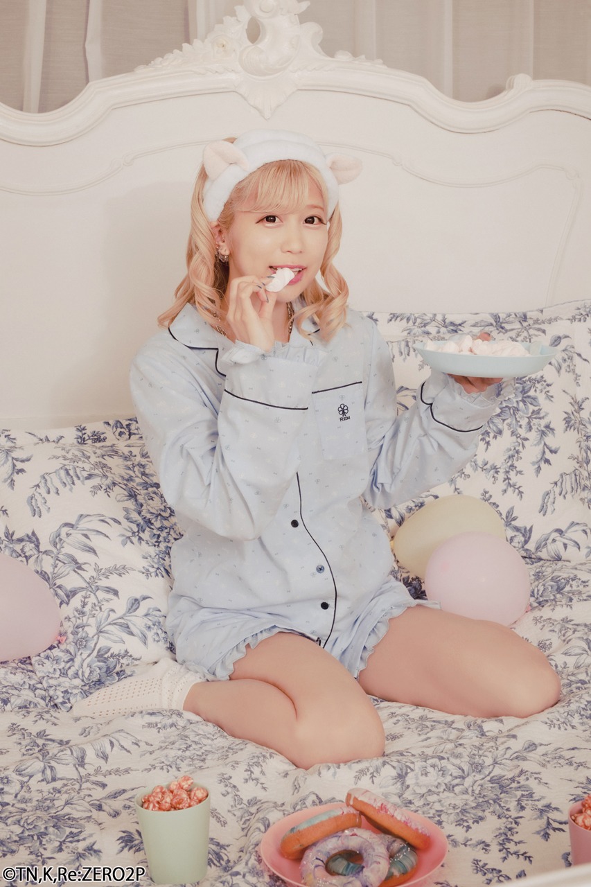 「ラム＆レム ハッピータイムルームウェア」を着用するななせぐみ。