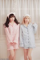 「ラム＆レム ハッピータイムルームウェア」を着用する恋汐りんごとななせぐみ。