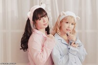 「ラム＆レム ハッピータイムルームウェア」を着用する恋汐りんごとななせぐみ。