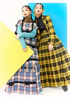 「装苑」2020年11月号より、アンジュルムの上國料萌衣と佐々木莉佳子。