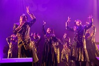 浜崎あゆみ（中央）