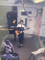 ギターを弾くmabanua少年。