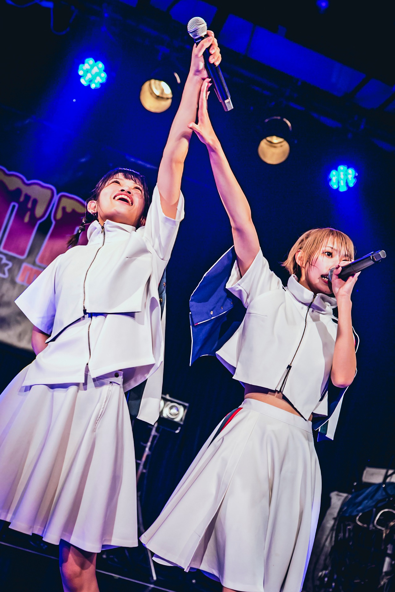 左からshino、momo。（写真提供：エイジアプロモーション）