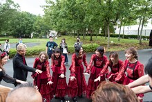 円陣を組む私立恵比寿中学とエビ中バンドの様子。