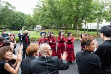 円陣を組んだあと、観客の拍手に驚く私立恵比寿中学とエビ中バンド。