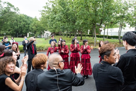 円陣を組んだあと、観客の拍手に驚く私立恵比寿中学とエビ中バンド。