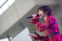 「金木犀の夜」を歌う安本彩花。