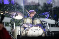 エビ中バンドの原治武（Dr）。