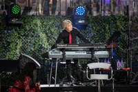 エビ中バンドのバンドマスター・橋本しん（Syn）。