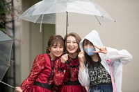 終演後の星名美怜、柏木ひなた、隈内マネージャー。