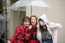 終演後の星名美怜、柏木ひなた、隈内マネージャー。