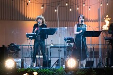 エビ中バンドの西山恵美子（Cho）、亜美（Cho）。