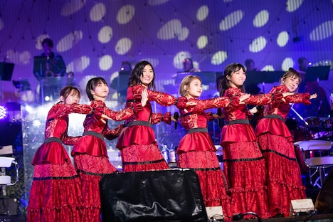 「感情電車」を披露する私立恵比寿中学。