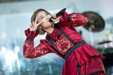 「自由へ道連れ」の決めゼリフ「道連れしちゃうぞ」でポーズを決める柏木ひなた。