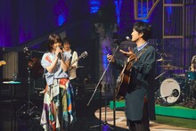 左から吉岡聖恵（Vo / いきものがかり）、森山直太朗。