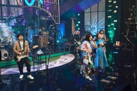 「気まぐれロマンティック」パフォーマンス中の様子。