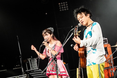 ぱいぱいでか美とジョニー大蔵大臣（水中、それは苦しい）。（Photo by Masayo）