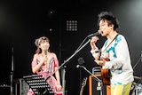 ぱいぱいでか美とジョニー大蔵大臣(水中、それは苦しい)。(Photo by Masayo)