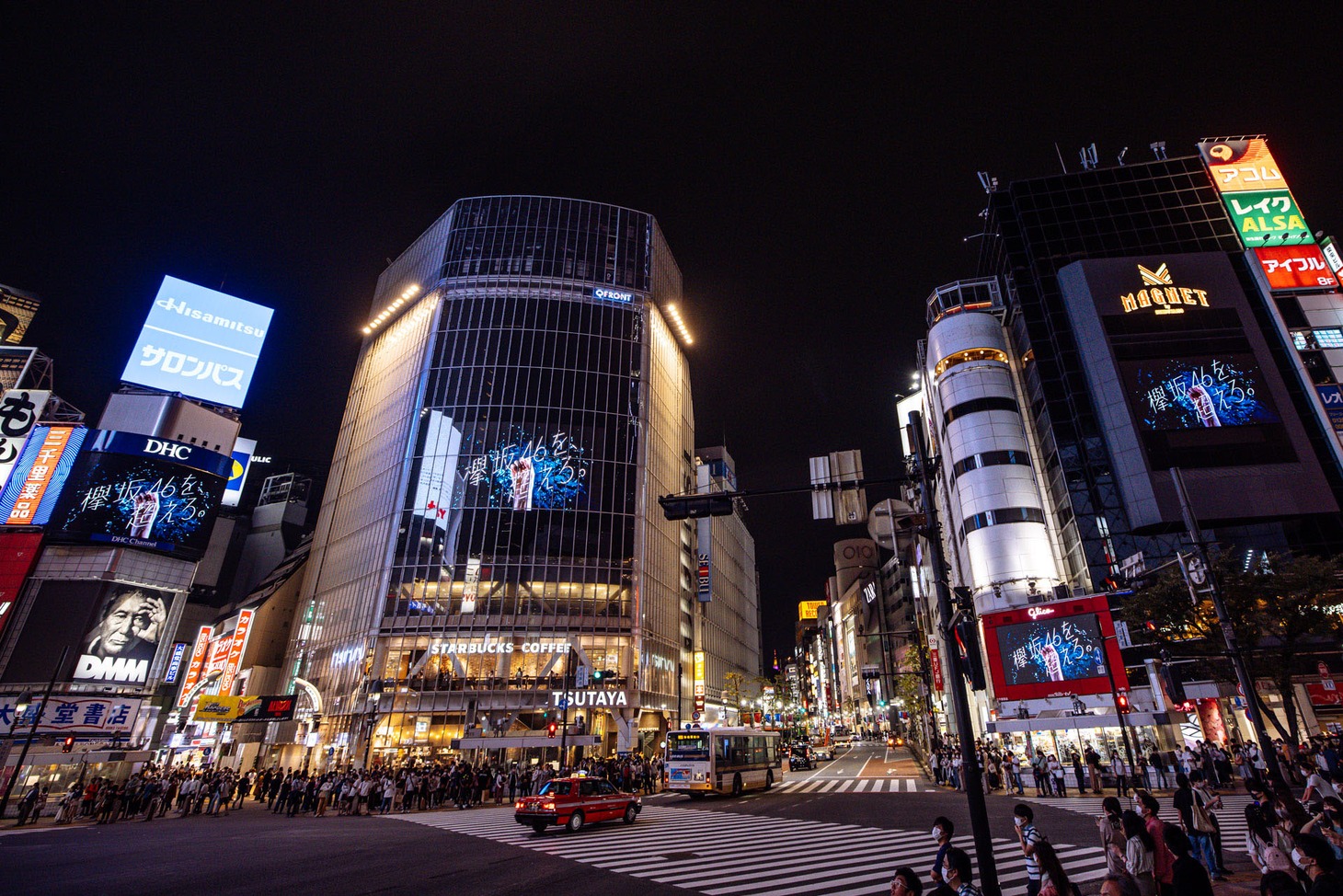 渋谷でのサプライズ発表の様子。