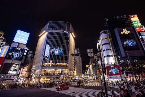渋谷でのサプライズ発表の様子。