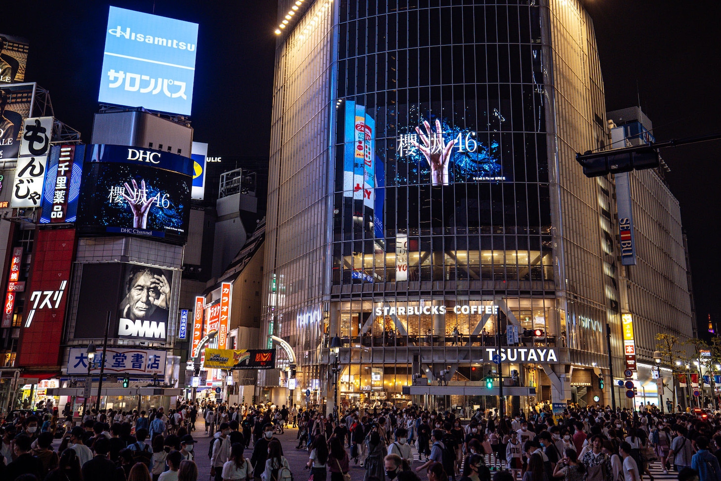 渋谷でのサプライズ発表の様子。