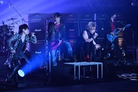 GRANRODEO、遠藤正明、きただにひろしのコラボステージの様子。