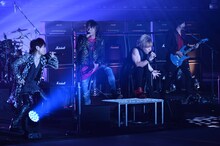 GRANRODEO、遠藤正明、きただにひろしのコラボステージの様子。