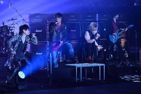 GRANRODEO、遠藤正明、きただにひろしのコラボステージの様子。