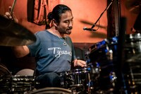 BOBO（Dr）（撮影：井上嘉和）