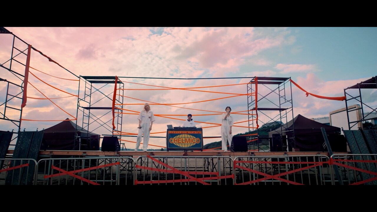 chelmico、「VIBTEX」のツナギ着て歌う「どうやら、私は」MV公開