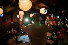 岸田繁楽団のライブの様子。（撮影：井上嘉和）