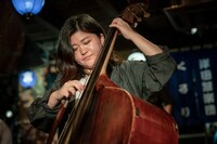 山西葉月（Contrabass）（撮影：井上嘉和）