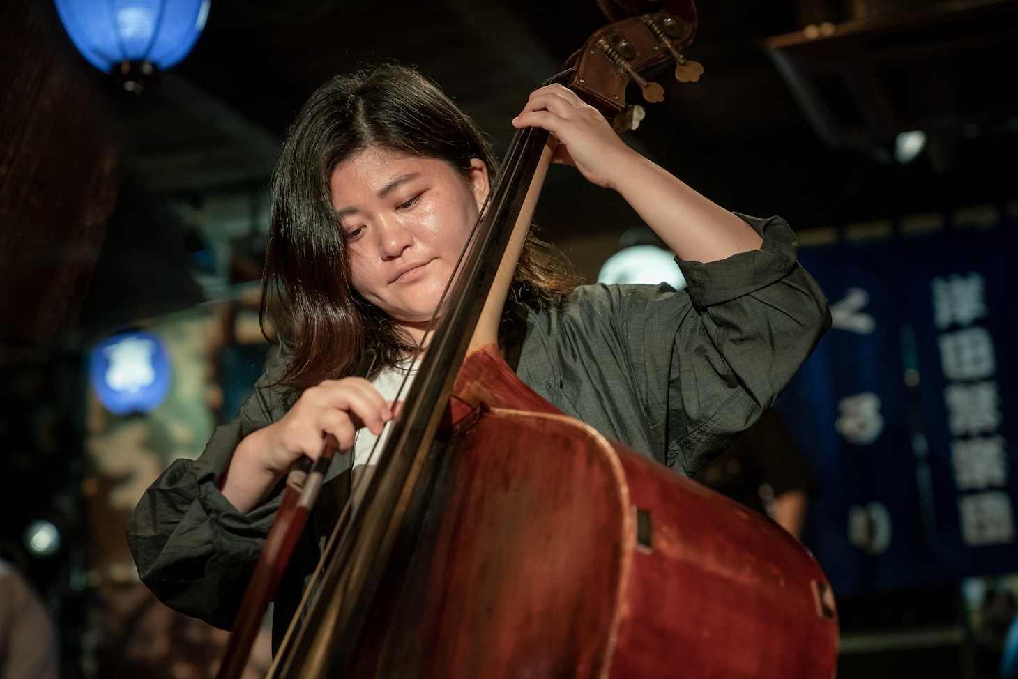 山西葉月（Contrabass）（撮影：井上嘉和）