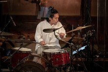 石若駿（Dr）（撮影：井上嘉和）