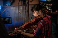 須原杏（Violin）（撮影：井上嘉和）