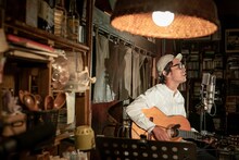 岸田繁（Vo, G）（撮影：井上嘉和）