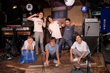 前列くるり。後列左から野崎泰弘（Key）、松本大樹（G）、BOBO（Dr）。（撮影：井上嘉和）