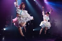 ジャンプする藤井エリカ（左）と小町まい（右）。