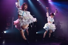 ジャンプする藤井エリカ（左）と小町まい（右）。